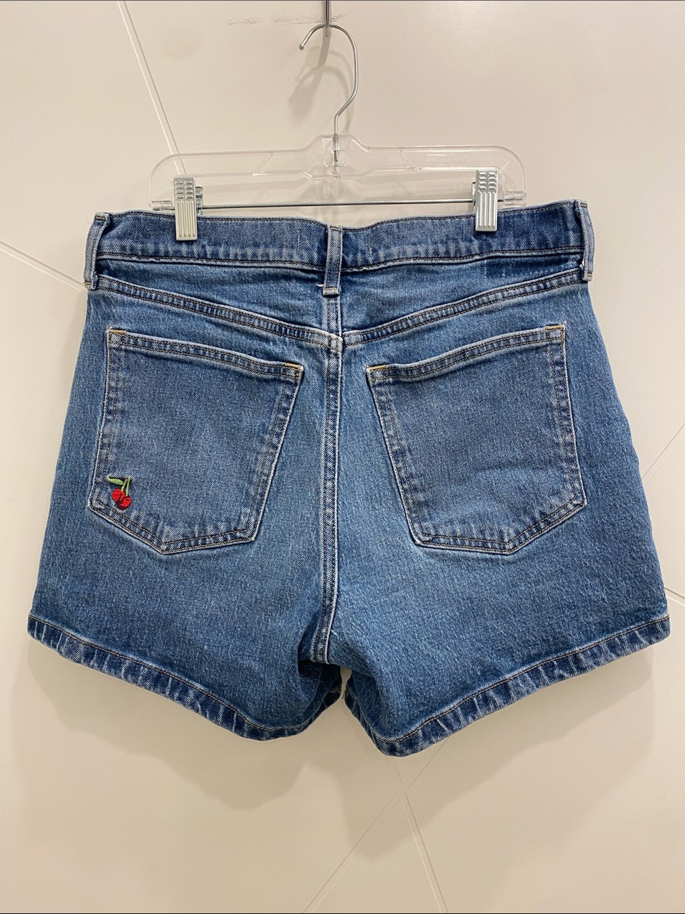Abercrombie & Fitch The 4" Mom Short High Rise Cherry Embroidered Size 30 or 10